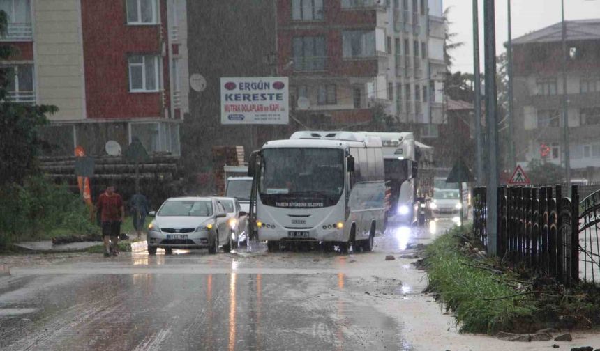 Trabzon-Bayburt karayolu taşan dere suları nedeniyle ulaşıma kapandı