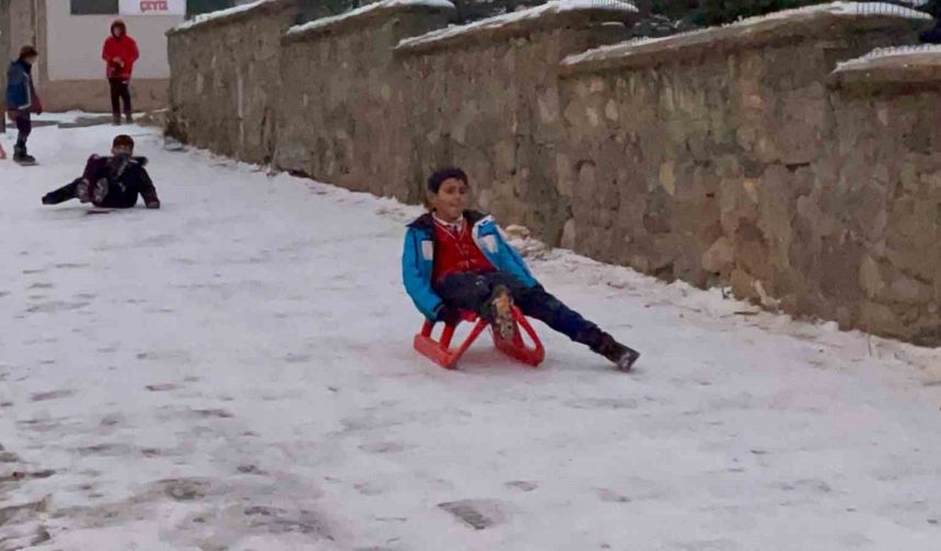 Sarıkamış’ta çocukların düşe kalka kızak keyfi