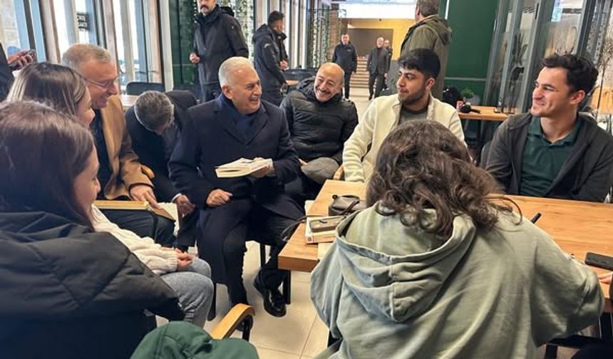 Binali Yıldırım, Üniversite Kütüphanesinde Öğrencilerle Buluştu