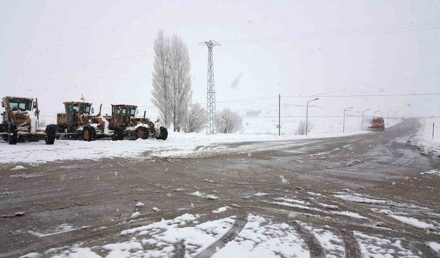 Erzincan’ın yüksek kesimlerinde kar yağışı aralıklı sürüyor