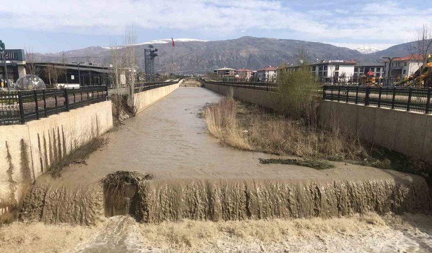 Kuruyan Vasgirt Deresi Suya Kavuştu