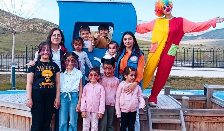Gönüllü Gençler Çocukları Renklendirdi