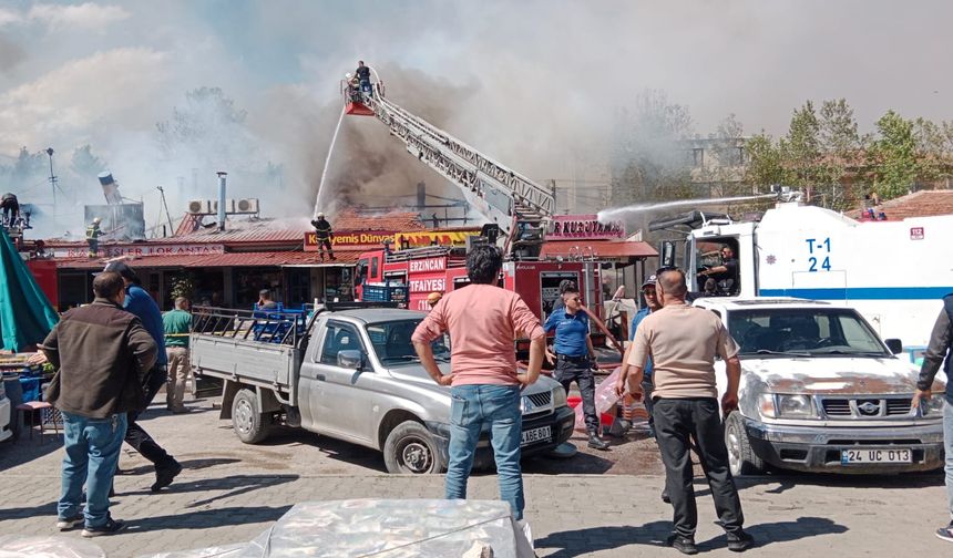 İtfaiye, DHM- TOMA Araçları Buğday Meydanı Yangınını Söndürmeye Çalışıyor