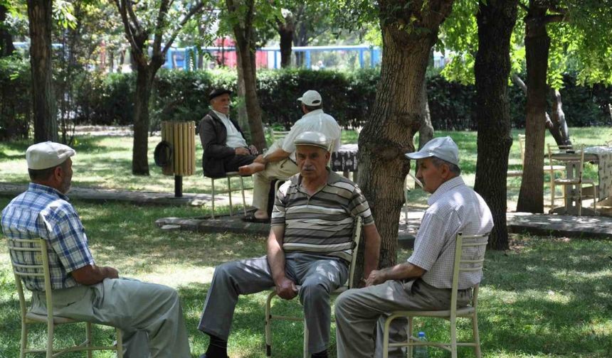 Sıcak havalarda susuzluk hissi olmasa bile her gün en az 2-2,5 litre sıvı tüketilmeli