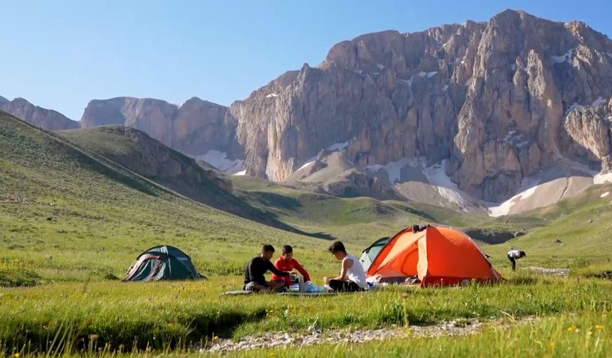 Hava Sıcaklığı 40 Dereceyi Bulunca 3200 Rakımlı Dağlarda Serinliyor