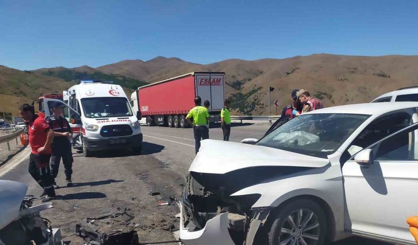 Kızıldağ'da İki Otomobil Çarpıştı: 3 Kişi Öldü, 6 Kişi Yaralandı