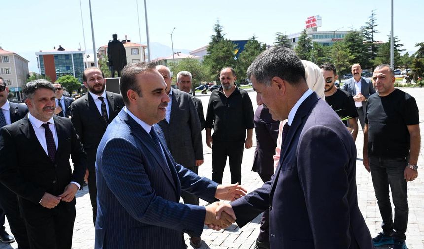 Bakan Kacır Erzincan Belediyesi’ni Ziyaret Etti