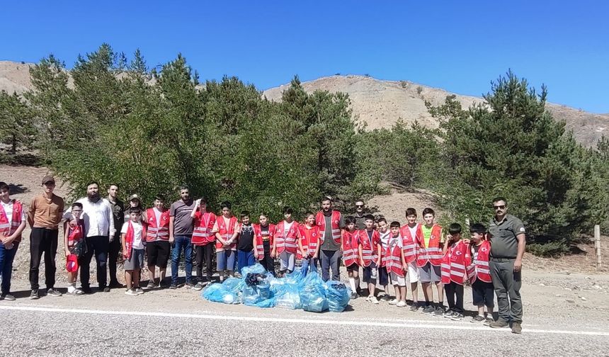 Erzincan’ın Atatepe’si Çöplerden Temizlendi