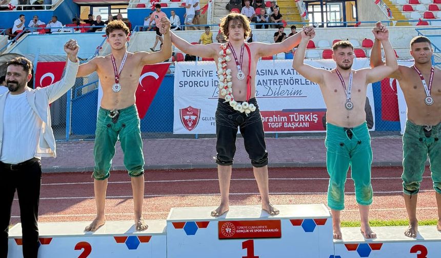 Karakucak Güreşlerinde Radıkhan Mustafa Türkiye Şampiyonu Oldu