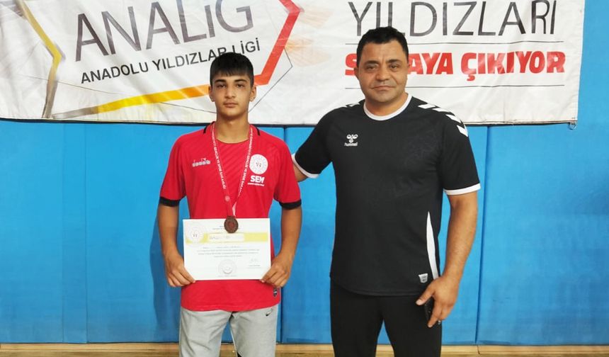 Erzincanlı Güreşçi Yakup Efe Navruz Türkiye 3. Sü Oldu