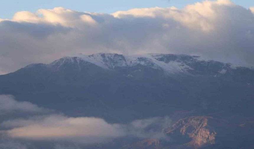 Erzincan’da Dağların Yüksek Kesimlerine Mevsimin İlk Karı Düştü