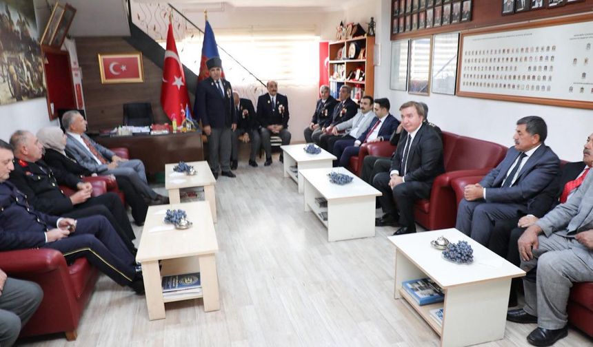 Muharip Gaziler Derneğini Ziyaret Ettiler
