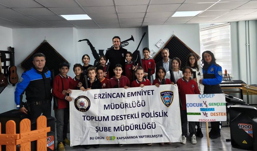 Öğrencilere Ney Hediye Edildi