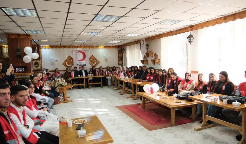 “Genç Kızılay” Gönüllere Dokunuyor