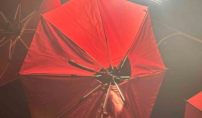 Şemsiye Alev Aldı, Elektrik Kaçağı Zamanında Engellendi