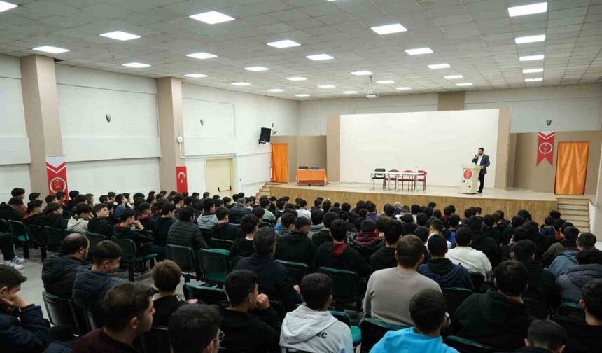 Fakirullahoğlu’ndan 15 Temmuz Şehitleri Anadolu İHL’de Konferans