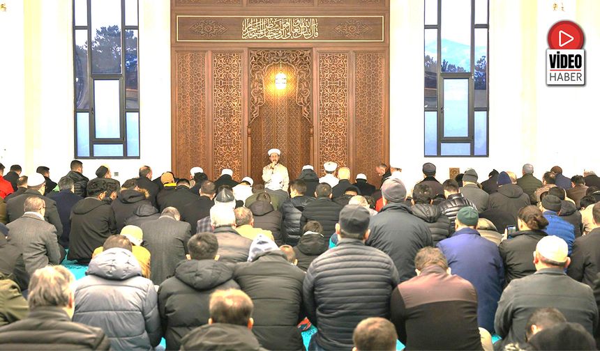 Erzincan'da Üç Aylar başlangıcında Terzibaba Külliyesi'nde Sabah Namazı Programı Düzenlendi