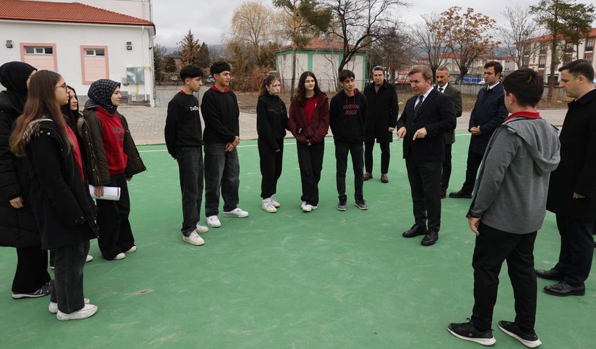 Vali Aydoğdu, Erzincan Lisesi’nde Kauçuk Zeminli Spor Alanını İnceledi