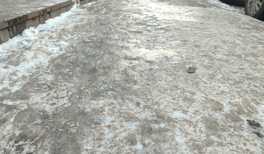 Erzincan'da Kaldırımlar Buz Pisti Gibi