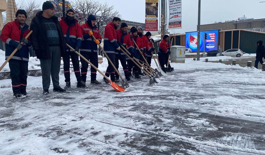 Kent Merkezinde Karla Mücadele Çalışmaları Sürüyor