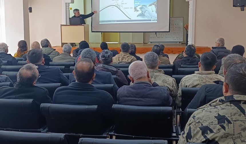 Kemaliye'de Muhtarlar Çığ Tehlikesine Karşı Bilgilendirildi