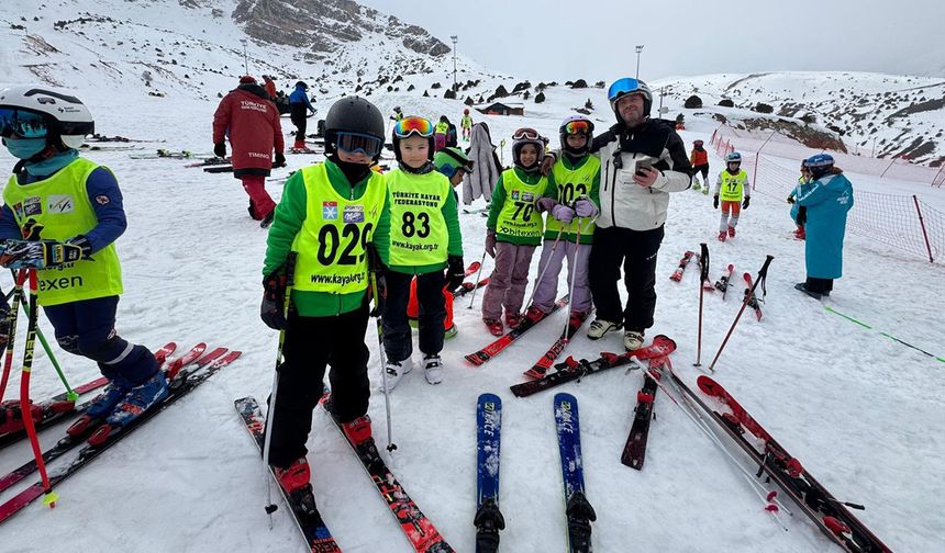 Ergan Dağı Kayak Merkezi'nde Yarışma Heyecanı Başladı