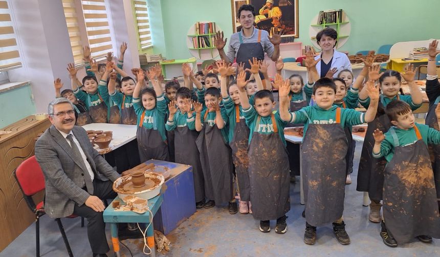 Minik Eller Çamurla Buluştu