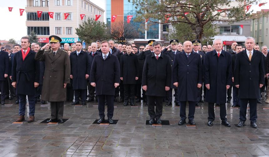 Atatürk Anıtına Çelenk Sunma Töreni Düzenlendi