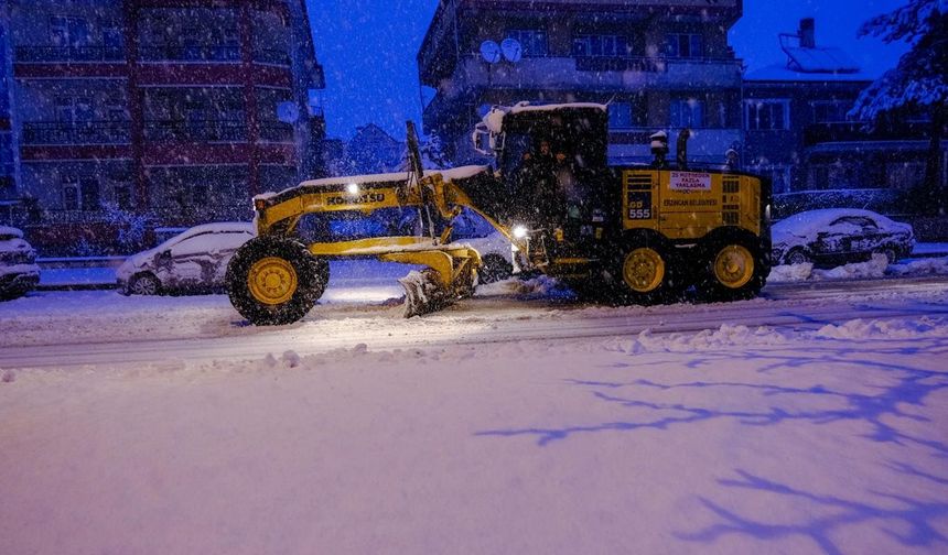 Belediye Ekiplerinden Kar Mesaisi