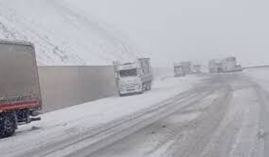 Erzincan’da Kar Ulaşımı Felç Etti Yollar Kapandı