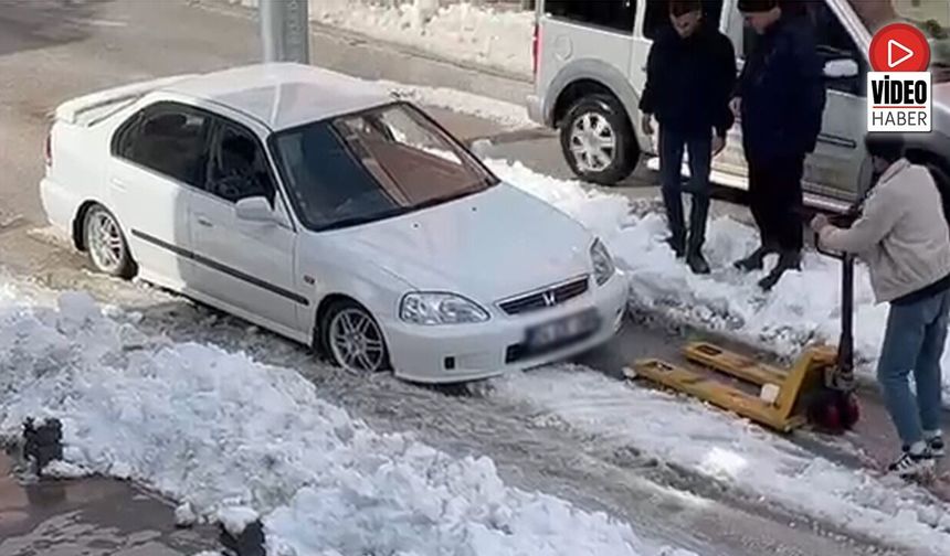 Şehir Ortasında Otomobil Kara Saplandı