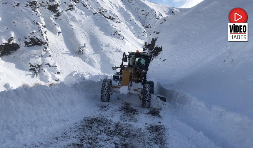 Kemaliye'de Köy Yollarında Karla Mücadele Sürüyor