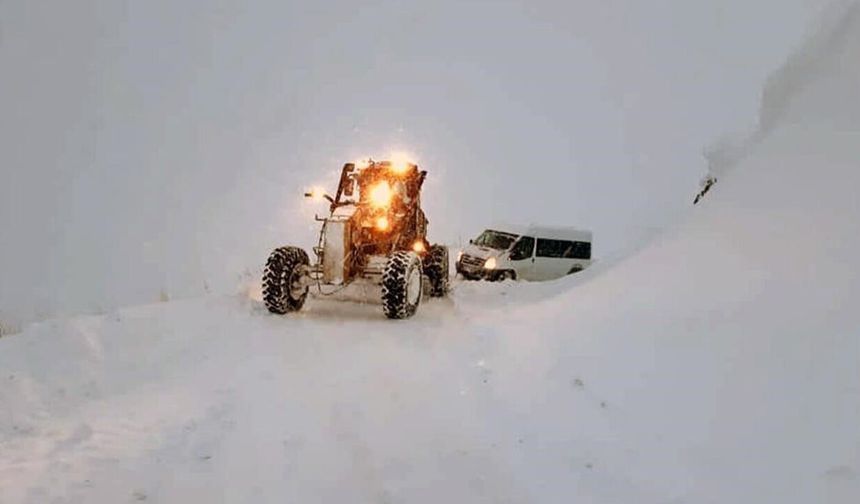 Erzincan'da Kar ve Tipiden 494 Köy Yolu Ulaşıma Kapandı