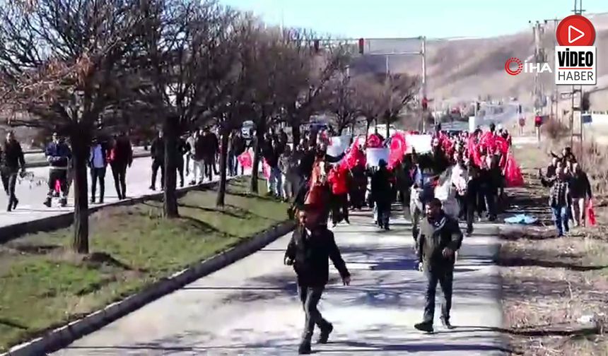 Tercan'da Kaymakam Duman'a Şemsiye Tartışması Sonrası Destek Yürüyüşü