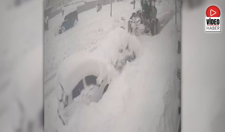 Yoldaki Karı Temizleyen İş Makinası Kardan Kaybolan Otomobile Çarptı