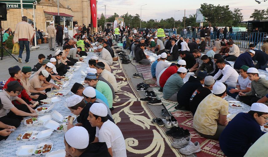 Erzincan'da Vakıflardan Terzibaba Sofrasında Ramazan İftarı