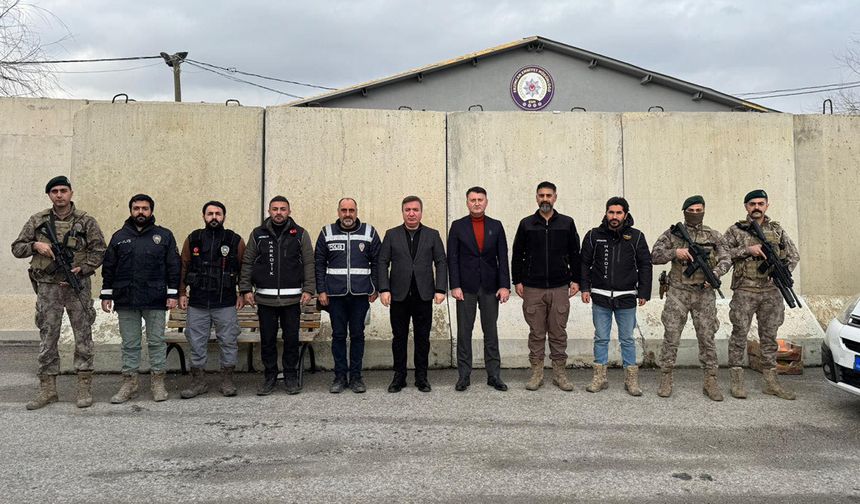 Vali Aydoğdu’dan Akyazı Polis Kontrol Noktasına Hafta Sonu Ziyareti