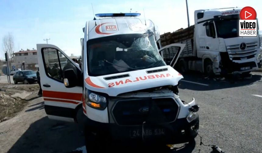 Tercan’da Ambulans ile Tır Çarpıştı, 2 Kişi Yaralandı