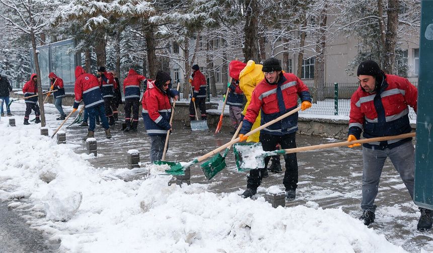 Yollarda ve Kaldırımlarda Yoğun Mesai