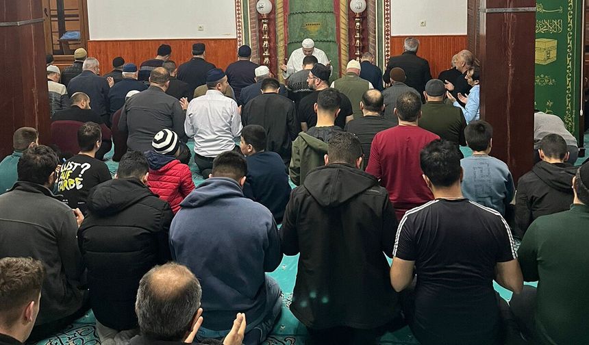 Tercan'da Vatandaşlar Kadir Gecesi'nde Camileri Doldurdu