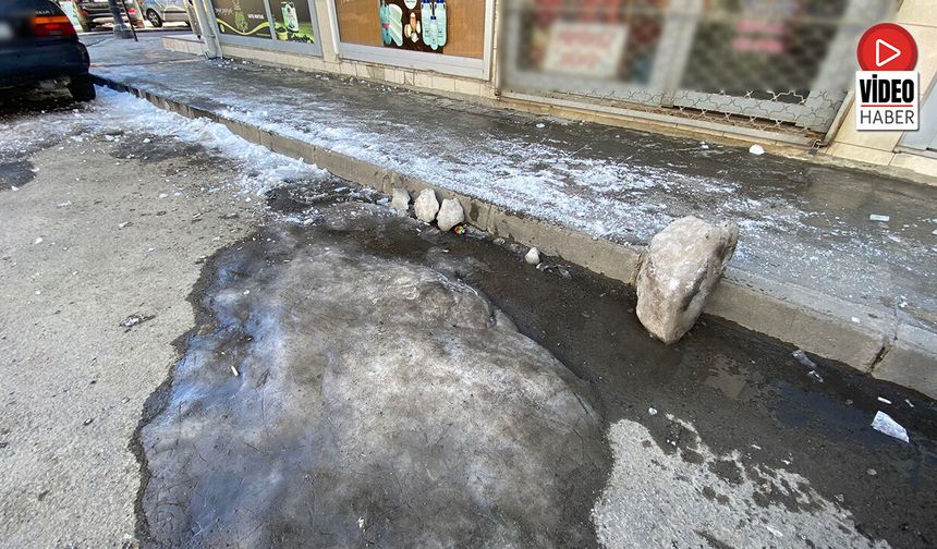 Çatılardan Düşen Buz Kütleleri Tehlike Saçıyor