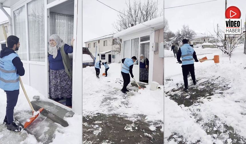 Karla Kaplı Yolu Gençler Temizledi