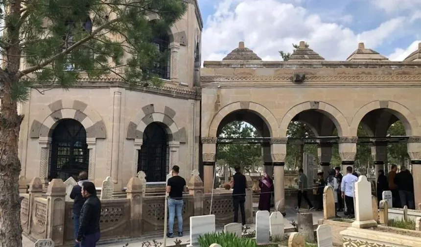 Terzibaba Mezarlığına Arife Gününde Ziyaretçi Akını