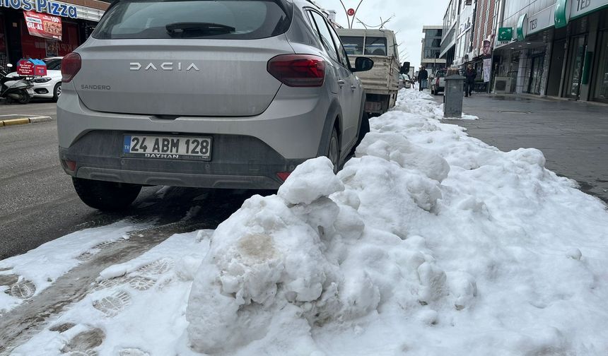 Kaldırım Kenarlarında Tepki Çeken Kar Kütleleri