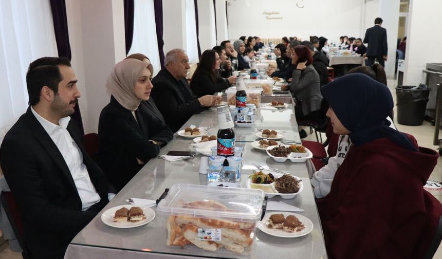Tercan Kaymakamı Öğrencilerle İftar Sofrasında