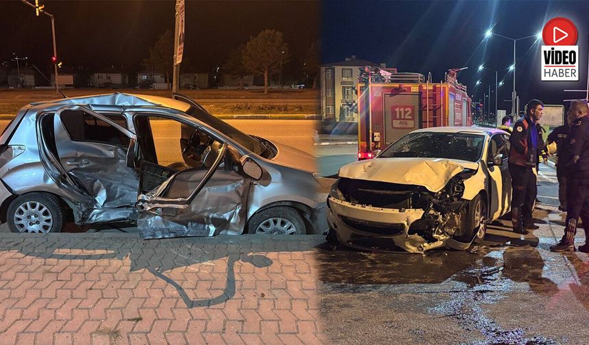 Erzincan'da İki Otomobil Çarpıştı: 1'i Ağır 3 Yaralı