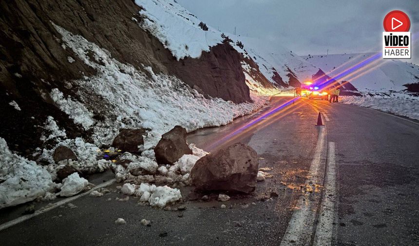 Erzincan'da Yamaçtan Kopan Kayalar Yola Düştü