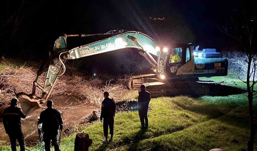 Çardaklı Deresi'nde Taşkın Kontrol Altına Alındı