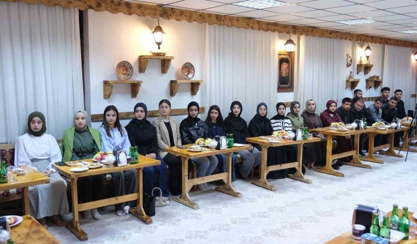 Erzincan'da Yıldırım gençlerle bir araya geldi