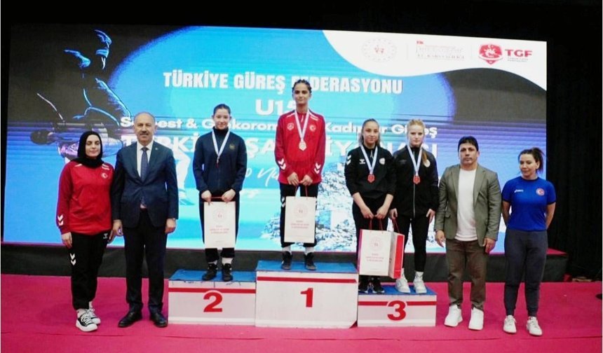 Erzincanlı güreşçilerden Türkiye Şampiyonası'nda Çifte Başarı